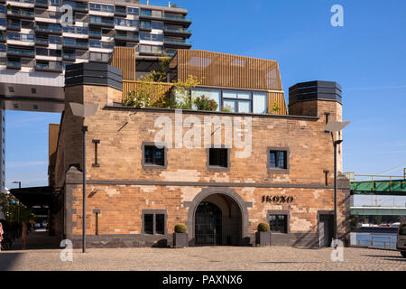 Le port de Rheinau, l'appartement et l'immeuble de bureaux Halle 12, derrière la grue Nord, Cologne, Allemagne. Rheinauhafen, Wohn- und das Geschae Banque D'Images