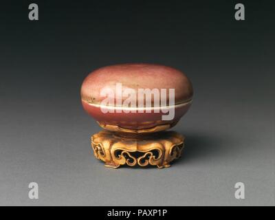 Fort Rouge. Culture : la Chine. Dimensions : H. avec support : 2 3/8 in. (6 cm) ; Diam. 2 13/16 in. (7,1 cm). Musée : Metropolitan Museum of Art, New York, USA. Banque D'Images