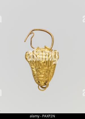 Pendentif en or sous la forme d'une tête de taureau. La culture chypriote :. Dimensions : L. 1. En 3/8. (3,5 cm). Date : ca. 1400-1050 av. J.-C.. Les deux petits joints toriques dans le nez du taureau peut indiquer qu'un animal domestiqué est représenté. Musée : Metropolitan Museum of Art, New York, USA. Banque D'Images