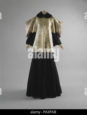 Veste du soir. Culture : le français. Maison : Maison de Lanvin (Français, fondée en 1889). Designer : Jeanne Lanvin (Français, 1867-1946). Date : 1936-1937. Ce soir jaquette d'argent lamé avec black satin, garnie de col et poignets black fox peut être considéré comme une interprétation de la couture fantaisie de Gengis Khan et ses guerriers mongols et l'extravagance féodal de la cour des Qing en vertu de Cixi, la dernière impératrice douairière. C'était une manifestation plus spectaculaire du quartier à la mode de l'exotisme en 1930, Paris. Musée : Metropolitan Museum of Art, New York, USA. Banque D'Images