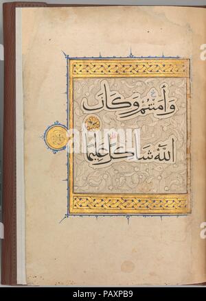 Section d'un Coran manuscrit. Dimensions : 10 x 7 1/2 à 7/16. (26,5 x 19 cm). Date : ca. 1320. Cette section d'un Coran manuscrit écrit sur parchemin contient des versets 114-147 de la Sourate 4 (al-nisa', 'les femmes de l'). Sur la dernière page, le texte est encadré par une bordure dorée et est défini à l'intérieur de bandes de nuages sur un fond de mer morte. Le style de l'écriture cursive, muhaqqaq est canonisée au 13ème siècle, qui est de dimensions plus grandes que écriture naskhi et surtout employées pour les grandes Qur'ans. La reliure en cuir brun, l'or remanié en style Mamluk, est un ajout récent. Musée : Metropolitan Museu Banque D'Images