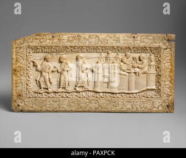 Plaque avec des scènes à Emmaüs. Culture : l'époque carolingienne. Dimensions : hors tout : 4 9/16 x 9 1/4 x 1/4 in. (11,5 x 23,5 x 0,6 cm). Date : ca. 850-900. Parmi les plus belles sculptures en ivoire dans les cloîtres collection, cette plaque montre l'apparence de Christ à deux de ses disciples après sa résurrection. Le Christ, qui se distingue par son halo, répond aux disciples sur la route de la ville d'Emmaüs, près de Jérusalem. Comme décrit dans l'Évangile de Luc (24:13-35), bien que ne reconnaissant pas le Christ, ils l'exhorte à rester en ville avec eux. Une fois au sein d'Emmaüs, ils ont finalement le reconnaître comme il rompt le pain pour th Banque D'Images