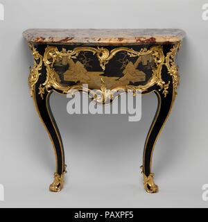 Table de salle à manger 1930 (console). Culture : français, Paris. Dimensions : H. 35-1/2 in. (90.2 cm.), W. 37-1/2 in. (95.3 cm.), D. 21. (53,3 cm.). Bouilloire : Bernard II van Risenburgh (ca. 1696-ca. 1767). Date : ca. 1755-60. Équipé d'un tiroir dans sa frise, ce morceau est une combinaison d'une table console--conçu pour être placé contre un mur--et une commode, une commode--comme il est clairement illustrée par son nom anglais, une commode en console. Seules quelques tables sont connus aujourd'hui, et ils semblent avoir été à la mode, mais pour une courte période au milieu du dix-huitième 100 Banque D'Images