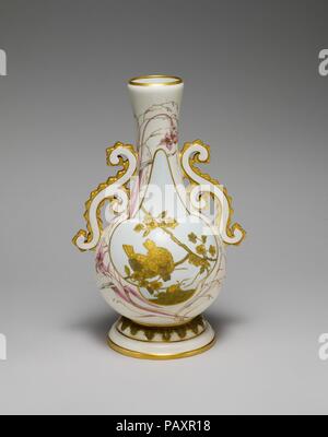 Vase. Culture : L'Américain. Dimensions : H. 13 9/16 in. (34,4 cm). Bouilloire : Greenwood Société Poterie (Américain, Trenton, New Jersey, 1861-1933). Date : ca. 1884-93. Musée : Metropolitan Museum of Art, New York, USA. Banque D'Images