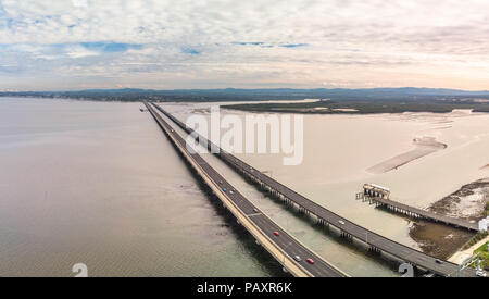 Vue aérienne de Ted Smout Memorial et Houghton, ponts qui traversent la baie Bramble reliant la péninsule de Redcliffe et Brigthon Banque D'Images