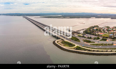 Vue aérienne de Ted Smout Memorial et Houghton, ponts qui traversent la baie Bramble reliant la péninsule de Redcliffe et Brigthon Banque D'Images