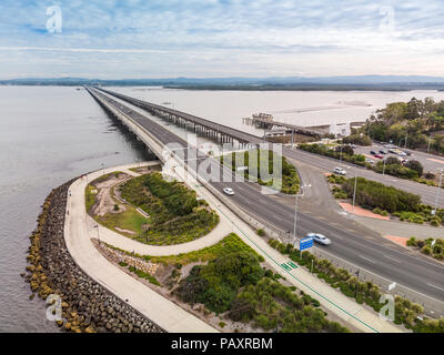 Vue aérienne de Ted Smout Memorial et Houghton, ponts qui traversent la baie Bramble reliant la péninsule de Redcliffe et Brigthon Banque D'Images