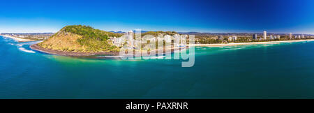 Vue aérienne de Burleigh Heads - une banlieue célèbre plage de surf sur la Gold Coast, Queensland, Australie Banque D'Images