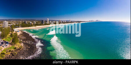 Vue aérienne de Burleigh Heads - une banlieue célèbre plage de surf sur la Gold Coast, Queensland, Australie Banque D'Images