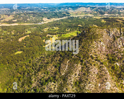 Vue aérienne de pic volcanique Mt Cooroora sur Sunshine Coast, Queensland, Australie Banque D'Images