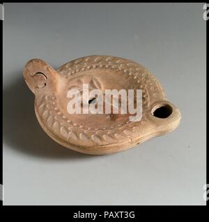 Lampe en terre cuite. Culture : Roman. Dimensions : Longueur : 2 15/16 in. (7,5 cm) Hauteur : 1 1/4 in. (3,2 cm). Date : Mi-2nd-mid, 3e siècle de notre ère. Musée : Metropolitan Museum of Art, New York, USA. Banque D'Images