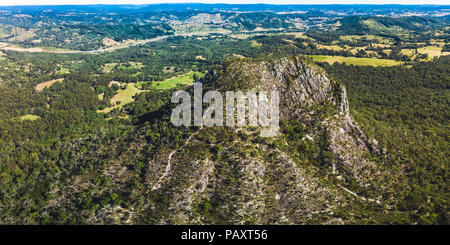 Vue aérienne de pic volcanique Mt Cooroora sur Sunshine Coast, Queensland, Australie Banque D'Images