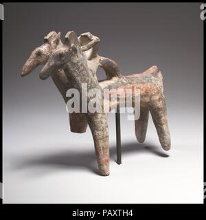 Le cheval et le cavalier. La culture chypriote :. Dimensions : H. 5 5/16 in. (13,5 cm). Date : ca. 750-600 av. J.-C.. La figurine est fabriqué à la main, et solide. Un petit personnage monte un cheval avec deux têtes et un seul corps. Il est assis sur une "identifiant" qui se sépare pour rejoindre le cou de chaque cheval. Musée : Metropolitan Museum of Art, New York, USA. Banque D'Images