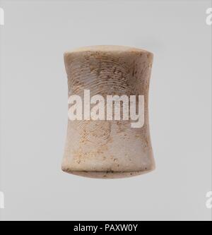 Pilon Shell/polisseuse. Culture : des Cyclades. Dimensions : 1 × 1 7/16 in. (3,7 × 2,6 cm). Date : ca. 2700-2400 av. J.-C.. Pilon ou polisseuse taillée dans un morceau de coquille. Musée : Metropolitan Museum of Art, New York, USA. Banque D'Images