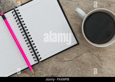 Crayon de papier de l'ordinateur portable sur la tasse de café en arrière-plan Banque D'Images