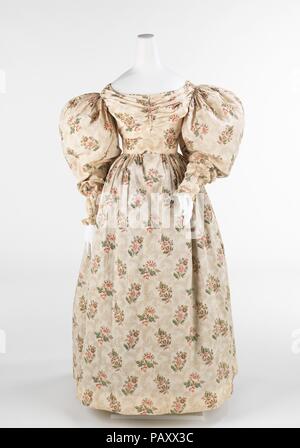 Robe. Culture : L'Américain. Date : 1832-35. Ce style de transition indique l'esthétique de son époque. Les grandes manches gigot étaient populaires du début des années 1830 grâce à 1836 quand ils ont commencé à diminuer à la manches montées serrées de la période suivante. Ce type de manchon est généralement soutenu par les os de baleine ou de remplissage vers le bas. Une autre indication de sa disposition transitoire est la hauteur de la taille et de l'ensemble des jupes en forme de cloche. La belle est aussi un produit textile de son temps avec un motif pointillé et fleurs lumineuses contre coupé vinery. Le patterning crée une taxe très charmant Banque D'Images