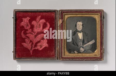 [Mason tenant une truelle]. Artiste : Inconnu (américain). Dimensions : Image : 6,8 x 5,6 cm (2 11/16 x 2 3/16 in.) : plaque de 8,3 x 7 cm (3 1/4 x 2 3/4 in.) Cas : 1,7 x 9,5 x 8,3 cm (11/16 x 3 3/4 x 3 1/4 in.). Date : 1850. Musée : Metropolitan Museum of Art, New York, USA. Banque D'Images