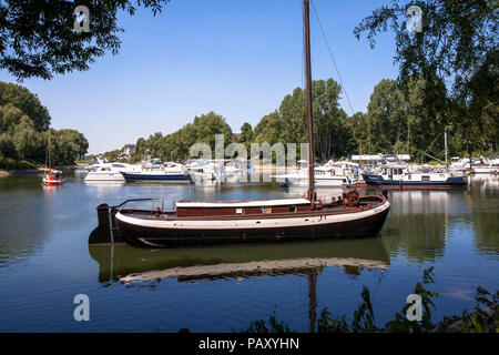 Le port de plaisance de Mondorf situé sur un ancien bras de la rivière Sieg près de l'estuaire dans le Rhin, l'anguille historique schokker'Maria Theresia', Mondorf, Allemand Banque D'Images