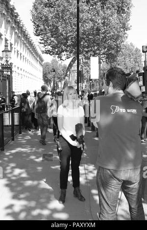 Sophy Ridge journaliste et présentateur Sky News broadcaster, représenté à Whitehall, près de Downing Street, Westminster, Royaume-Uni. Banque D'Images