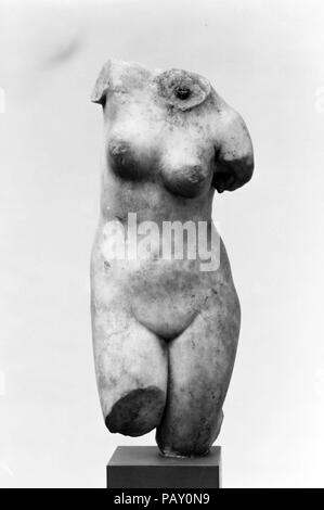 Statuette en marbre d'Aphrodite Anadyomene (en hausse). Culture : Roman. Dimensions : H. 16 3/4 in. (42,6 cm). Date : 1er siècle de notre ère. Adaptation d'un roman de travail grec le 3ème-2ème siècle avant J.-C. Musée : Metropolitan Museum of Art, New York, USA. Banque D'Images