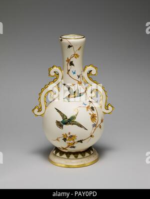 Vase. Culture : L'Américain. Dimensions : H. 13 9/16 in. (34,4 cm). Bouilloire : Greenwood Société Poterie (Américain, Trenton, New Jersey, 1861-1933). Date : ca. 1884-93. À titre d'étiquette de la pièce l'indique, ce vase a été exposé à la World's Columbian Exposition de Chicago en 1893, très probablement en officier de l'exemple similaire aussi dans la collection du Musée (2004.93). Les vases sont exceptionnellement importantes et portent une décoration exquise. Les colibris, branches fleuries et d'insectes sur cet exemple sont clairement le travail des immigrants anglais de talent, anciennement employé par Royal Worcester et couronne Der Banque D'Images