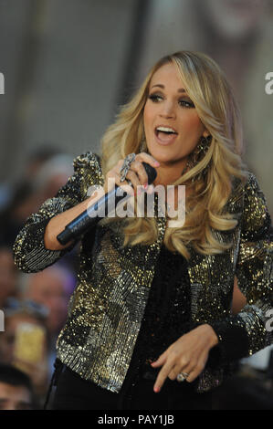 NEW YORK, NY - 23 OCTOBRE : Carrie Underwood effectue sur NBC's "Today Show" du Rockefeller Plaza le 23 octobre 2015 dans la ville de New York. People : Carrie Underwood Banque D'Images