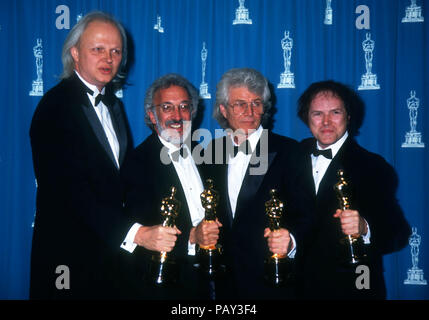 LOS ANGELES, CA - 30 mars : (L-R) Dennis Muren, effets spéciaux Stan Winston, Gene Warren et Robert Skotak assister à la 64e conférence annuelle des Academy Awards le 30 mars 1992 à la Dorothy Chandler Pavilion à Los Angeles, Californie. Photo de Barry King/Alamy Stock Photo Banque D'Images