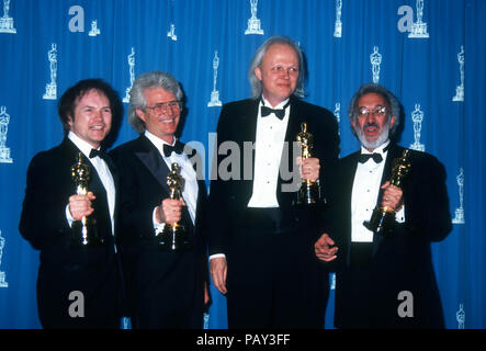 LOS ANGELES, CA - 30 mars : (L-R) Robert Skotak, Gene Warren, Dennis Muren et effets spéciaux Stan Winston assister à la 64e conférence annuelle des Academy Awards le 30 mars 1992 à la Dorothy Chandler Pavilion à Los Angeles, Californie. Photo de Barry King/Alamy Stock Photo Banque D'Images