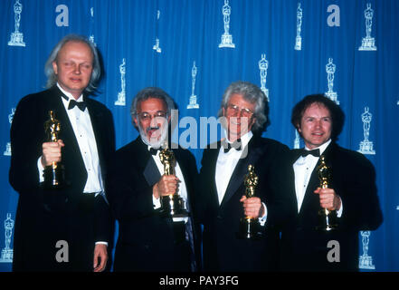 LOS ANGELES, CA - 30 mars : (L-R) Dennis Muren, effets spéciaux Stan Winston, Gene Warren et Robert Skotak assister à la 64e conférence annuelle des Academy Awards le 30 mars 1992 à la Dorothy Chandler Pavilion à Los Angeles, Californie. Photo de Barry King/Alamy Stock Photo Banque D'Images