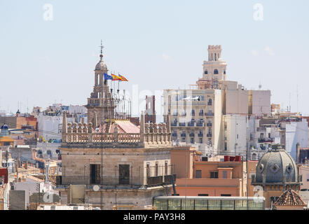 Vue depuis la porte de Serrano ou chambres d'injection sur le Palau de la Generalitat, le gouvernement local, dans le centre de Valence, Espagne Banque D'Images