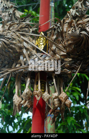 Guirlandes florales et décorations à l'extérieur d'un temple hindou utilisées pour une cérémonie religieuse, Ubud, Bali, Indonésie. Banque D'Images