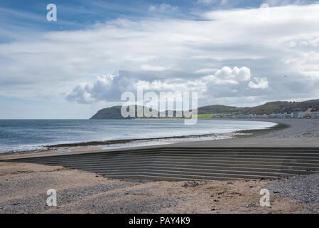 La plage de Llandudno, sur la côte du nord du Pays de Galles. Vue vers le Little Orme sur une journée de printemps ensoleillée. Banque D'Images