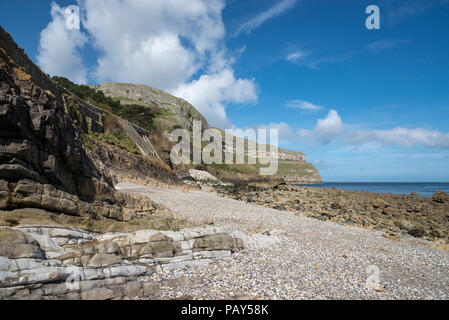 Plage de galets au-dessous de la tête de Great Orme à Llandudno, dans le Nord du Pays de Galles, Royaume-Uni. Un jour de printemps ensoleillé. Banque D'Images