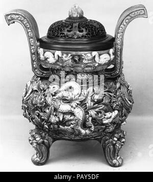 Brûleur en laiton avec couvercle et support. Culture : la Chine. Dimensions : H. 23 1/2 in. (59,7 cm) ; Diam. En 17. (43,2 cm). Musée : Metropolitan Museum of Art, New York, USA. Banque D'Images