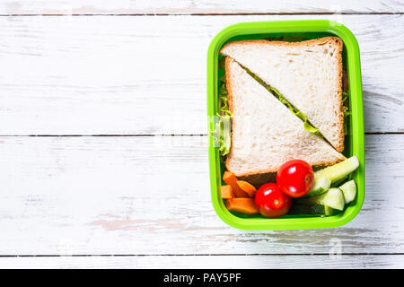 Boîte à lunch avec sandwich et de légumes. Banque D'Images