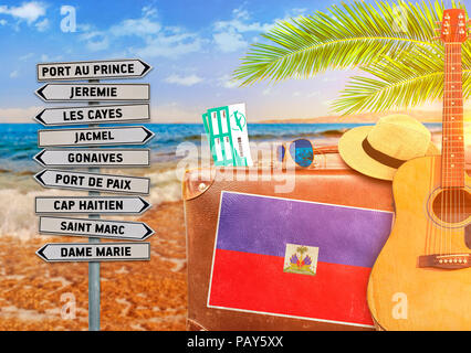 Concept de l'été à voyager avec vieille valise et Haïti ville sign Banque D'Images