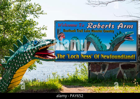 Un signe à Roberts Arm sur le lac Crescent, à Terre-Neuve, a une photo et le modèle de Cressie le monstre légendaire dit habiter le lac. Banque D'Images