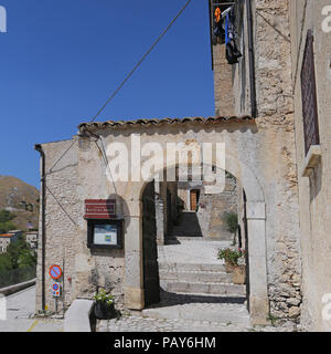 SANTO STEFANO DI SESSANIO (L'AQUILA), ITALIE - 25 août 2017 - dans la cour pittoresque village italien. Banque D'Images