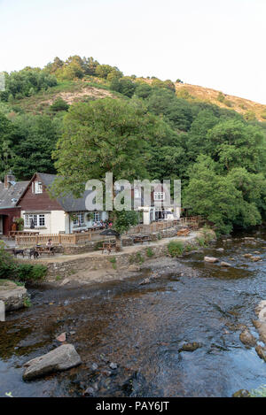 Fingle bridge, Dartmorr Drewsteignton, Devon, Devon, Angleterre, Royaume-Uni. Le Fingle Bridge inn un pub populaire sur les rives de la rivière Teign qui coule à travers Banque D'Images
