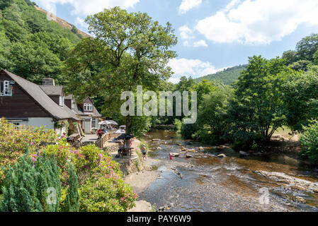 Fingle bridge, Dartmorr Drewsteignton, Devon, Devon, Angleterre, Royaume-Uni. Le Fingle Bridge inn un pub populaire sur les rives de la rivière Teign qui coule à travers Banque D'Images