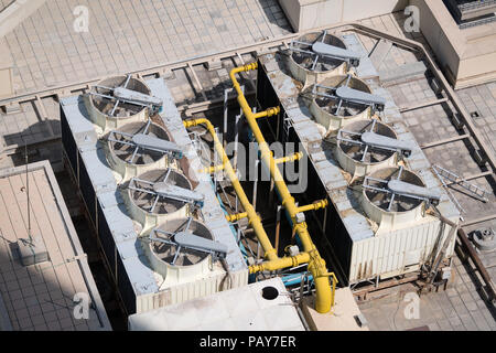 Compresseurs d'air et système de tuyau sur le toit d'un bâtiment Banque D'Images