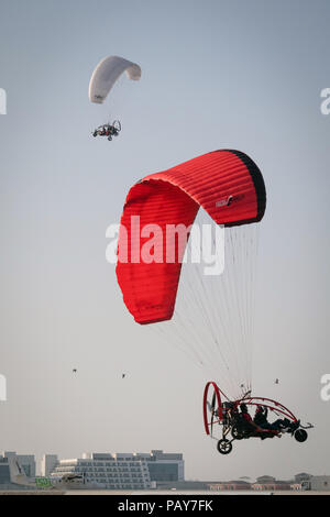 Dubaï, Émirats arabes unis - 16 Février 2018 : vol biplace paramoteur SkyHub à partir de la Marina de Dubaï à Dubaï, Émirats arabes unis Banque D'Images