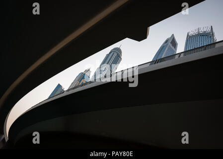 Dubaï, Émirats arabes unis - 15 Février 2018 : marina de Dubaï avec les plus hauts bâtiments vus à travers l'écart entre le pont routes à partir de ci-dessous, Emirats Arabes Unis Banque D'Images