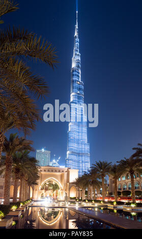 Dubaï, Émirats arabes unis - 15 Février 2018 : Burj Khalifa, avec 828m de hauteur la plus haute tour du monde, réfléchissant sur la Fontaine de Dubaï lake à l'extérieur de la Dub Banque D'Images