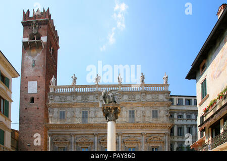 Italie Verona Piazza delle Erbe le lion de saint Marc symbole de la ville de Venise Banque D'Images