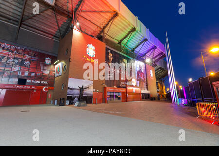 Anfield, accueil de Liverpool Football Club illuminé aux couleurs de la communauté LGBT comme la ville jette un éclairage sur la diversité de l'avant de la Semaine de la fierté de Liverpool. Banque D'Images