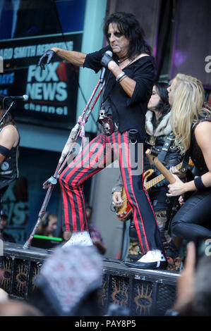 NEW YORK, NY - 14 août : Alice Cooper pratique pendant les "FOX & Friends" Tous les American Concert Series à l'extérieur de Fox Studios le 14 août 2015 à New York City People : Alice Cooper Banque D'Images