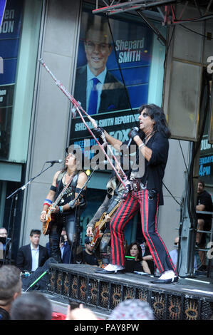 NEW YORK, NY - 14 août : Alice Cooper pratique pendant les "FOX & Friends" Tous les American Concert Series à l'extérieur de Fox Studios le 14 août 2015 à New York City People : Alice Cooper Banque D'Images