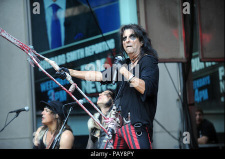 NEW YORK, NY - 14 août : Alice Cooper pratique pendant les "FOX & Friends" Tous les American Concert Series à l'extérieur de Fox Studios le 14 août 2015 à New York City People : Alice Cooper Banque D'Images