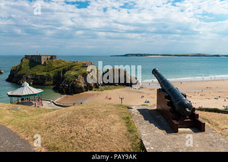 Guerres napoléoniennes une embrasure sur Castle Hill surplombe St Catherines Island et Fort avec l'île de Caldy au loin. Banque D'Images